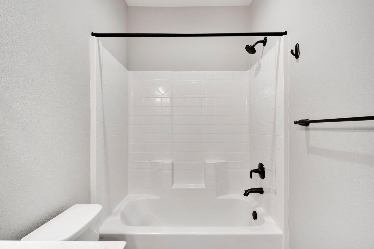 4415 Horizon Drive Madera, CA 93636 - Photo 27 of 41 a bathroom with a bathtub