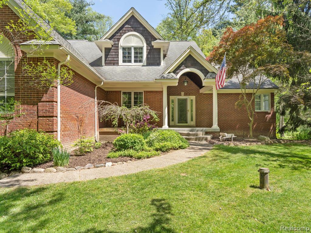 1331 Avon Circle West Rochester Hills, MI 48309 - Photo 1 of 54