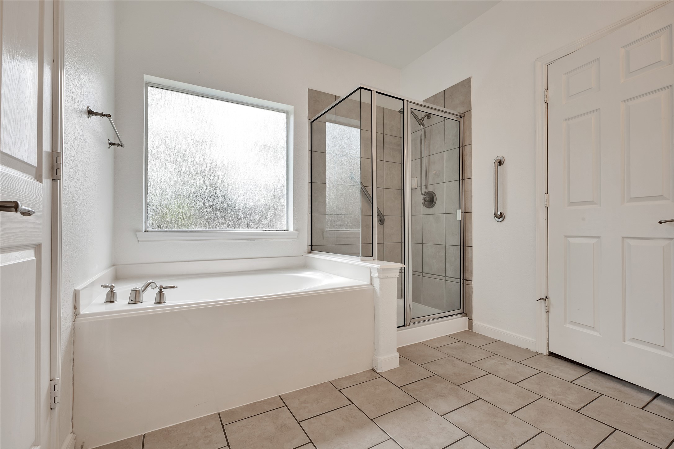 27 Planchard Court Spring, TX 77382 - Photo 8 of 16 a spacious bathroom with a tub shower and sink
