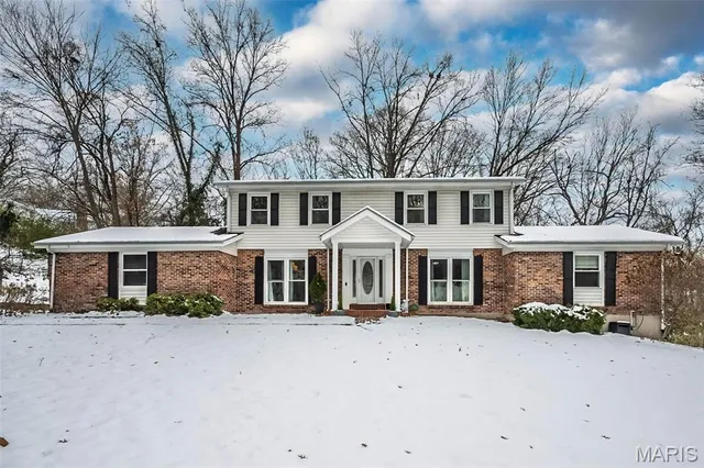 $649,000 | 135 Greentrails Drive South, Chesterfield, MO 63017