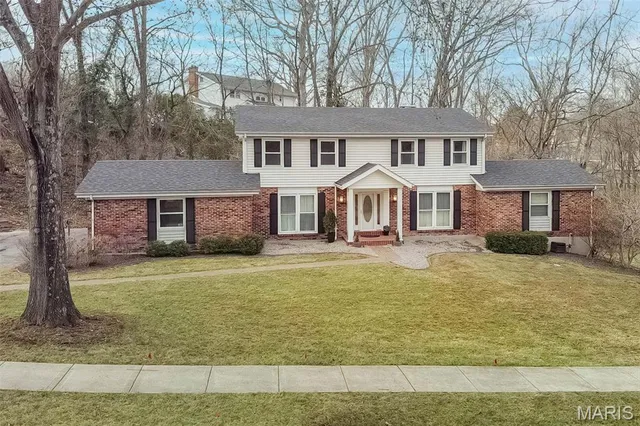 $649,000 | 135 Greentrails Drive South, Chesterfield, MO 63017
