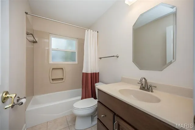 $649,000 | 135 Greentrails Drive South, Chesterfield, MO 63017