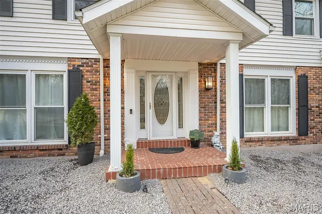 $649,000 | 135 Greentrails Drive South, Chesterfield, MO 63017