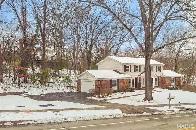 $649,000 | 135 Greentrails Drive South, Chesterfield, MO 63017