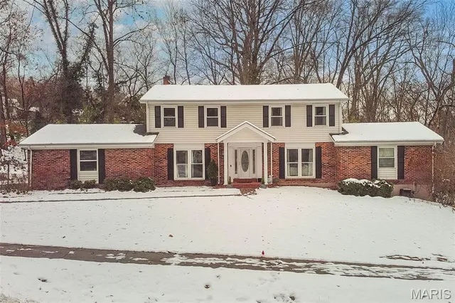 $649,000 | 135 Greentrails Drive South, Chesterfield, MO 63017