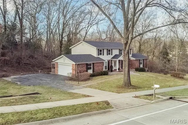 $649,000 | 135 Greentrails Drive South, Chesterfield, MO 63017