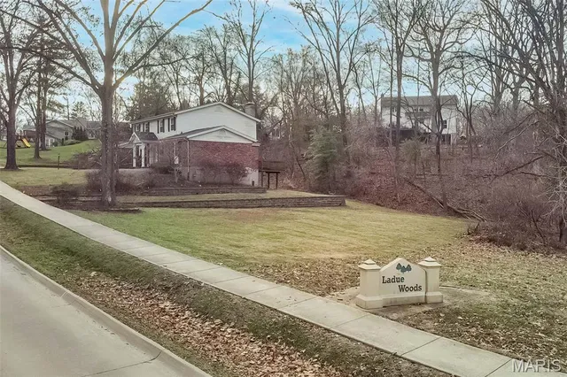 $649,000 | 135 Greentrails Drive South, Chesterfield, MO 63017