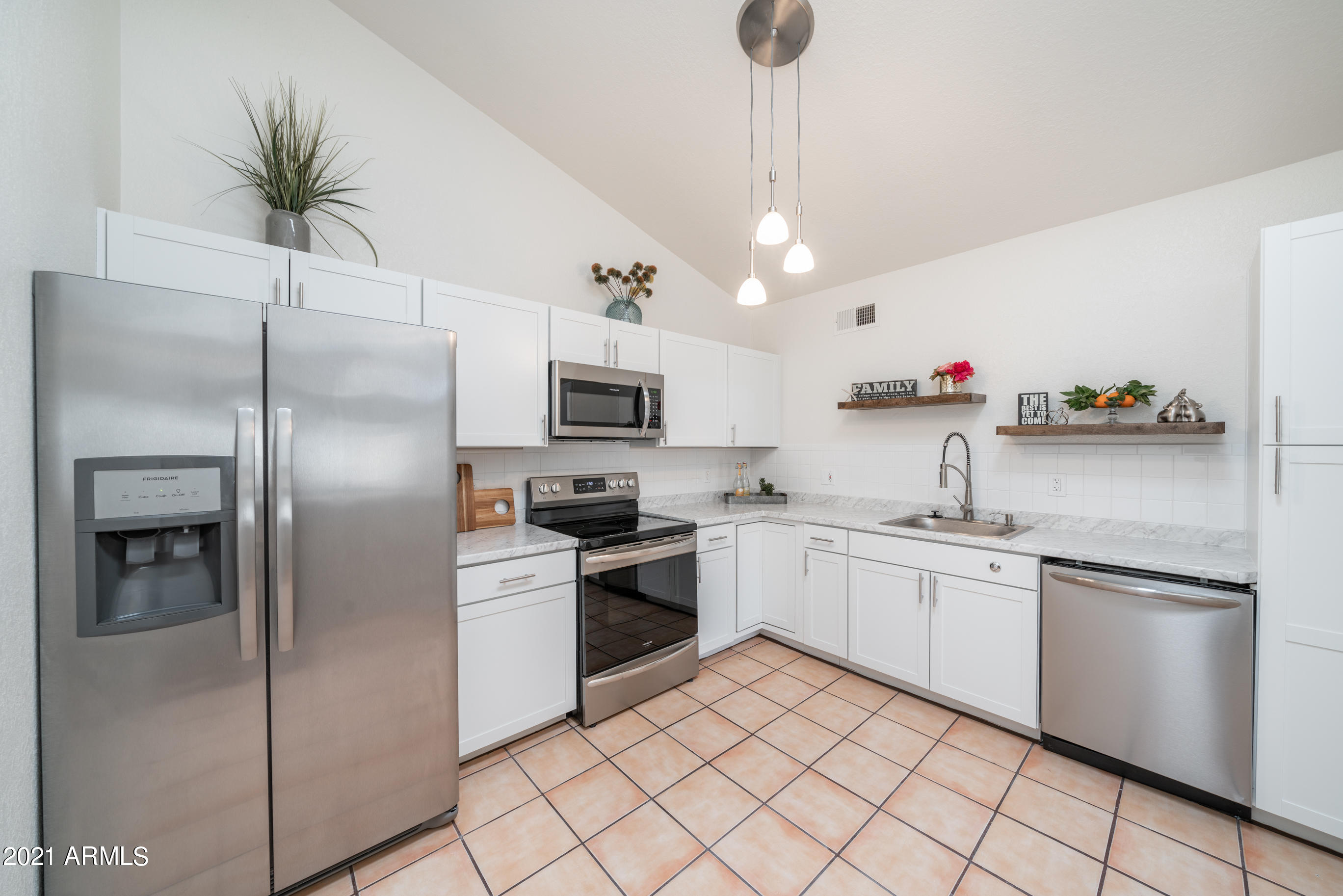 633 North May, Unit 35 Mesa, AZ 85201 - Photo 4 of 27 Kitchen