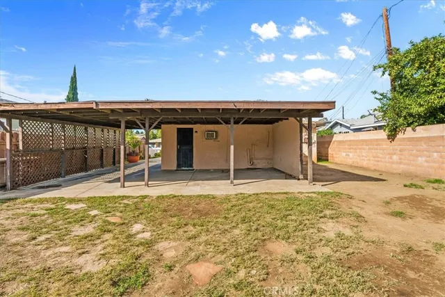 a view of a backyard