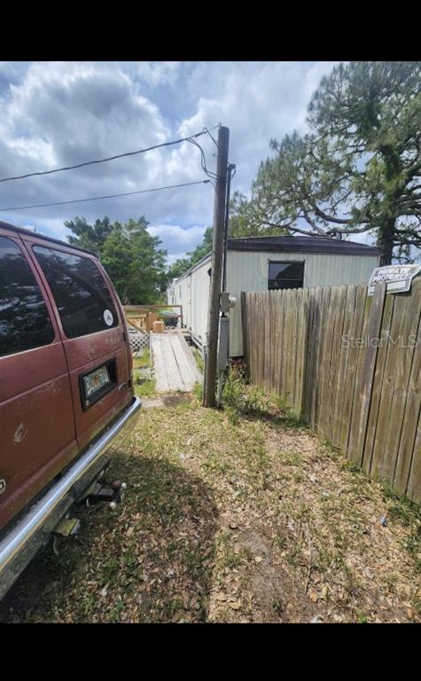 9237 Southeast 58th Drive Okeechobee, FL 34974 - Photo 4 of 15 a view of backyard with tub