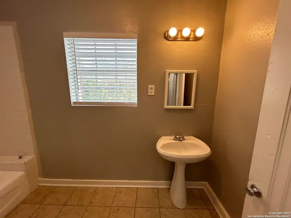$795 | 1409 West Woodlawn Avenue, Unit 4, San Antonio, TX 78201