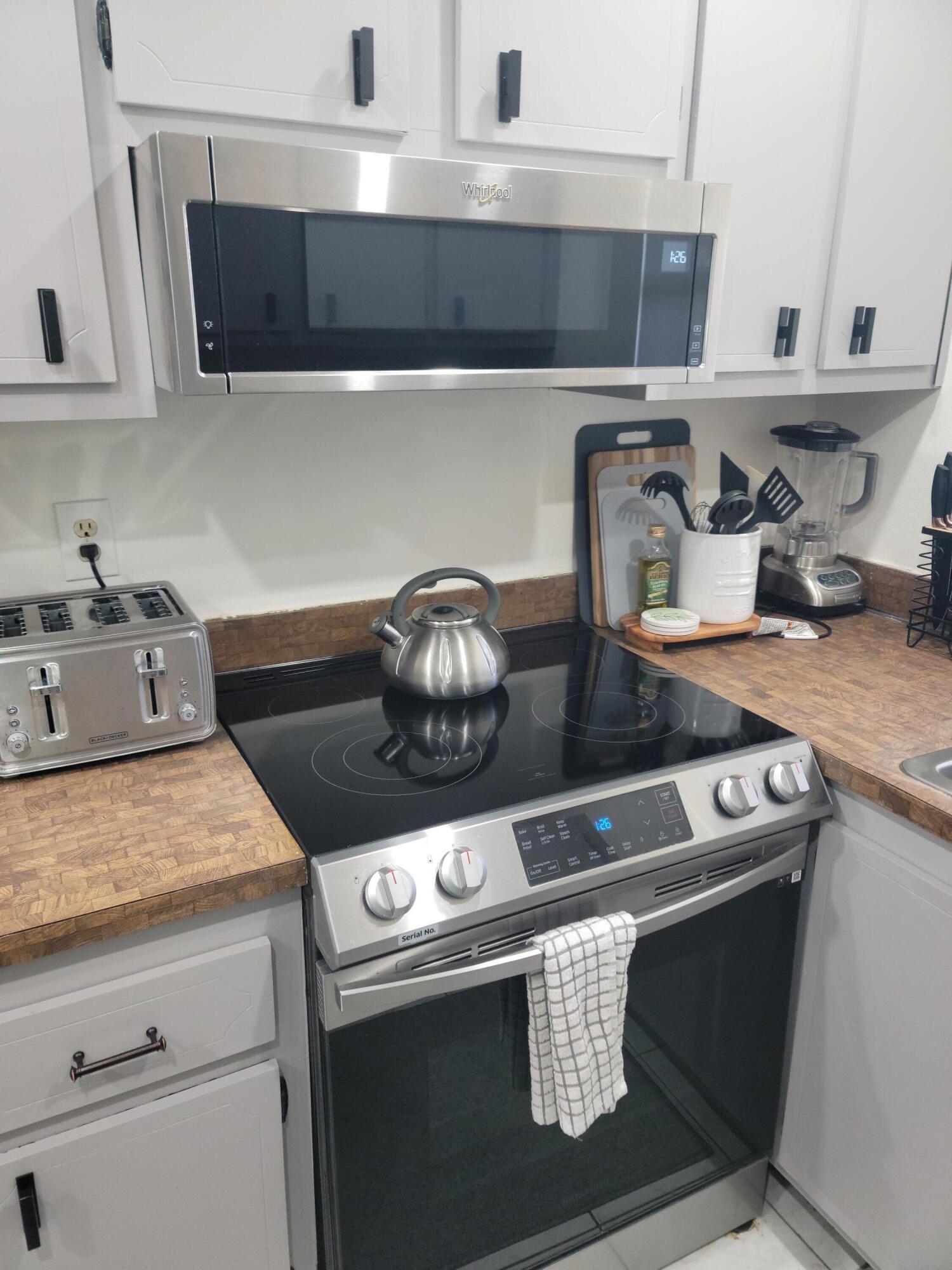 1301 Northwest 12th Avenue, Unit 411A Boca Raton, FL 33486 - Photo 9 of 32 RANGE & MICROWAVE