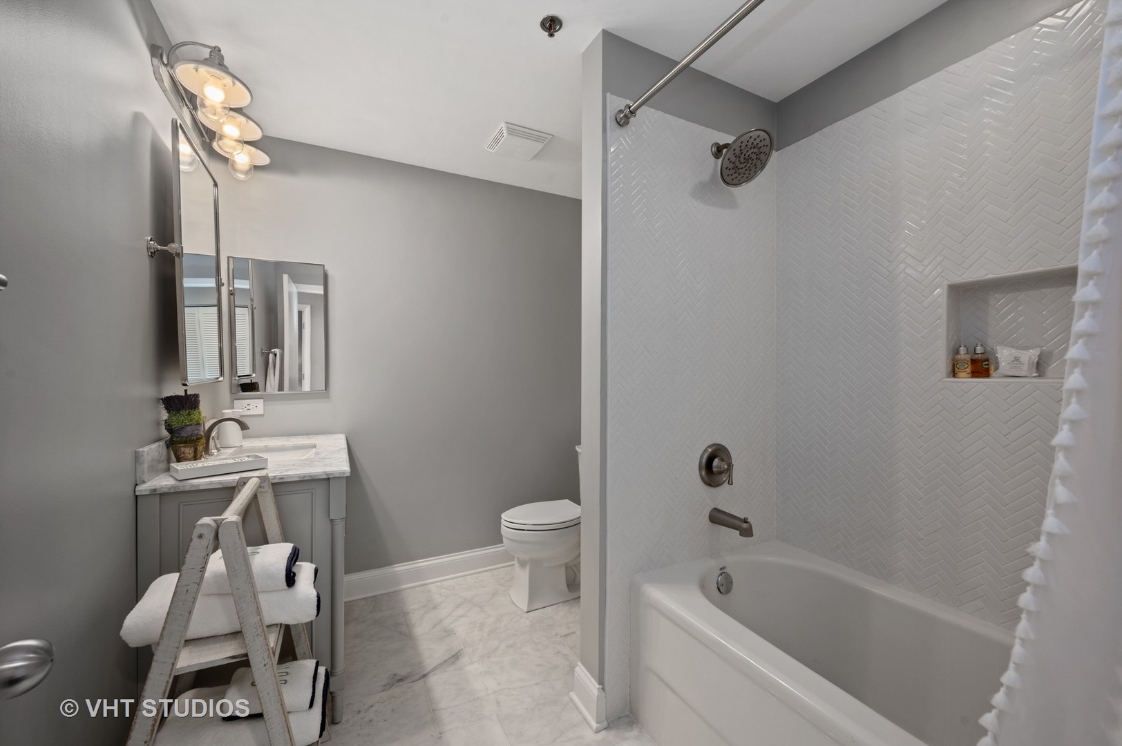 225 South Sangamon Street, Unit 509 Chicago, IL 60607 - Photo 15 of 20 a bathroom with a bathtub a toilet and a sink