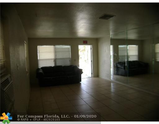 191 West 35th Street Riviera Beach, FL 33404 - Photo 4 of 15 Living Room