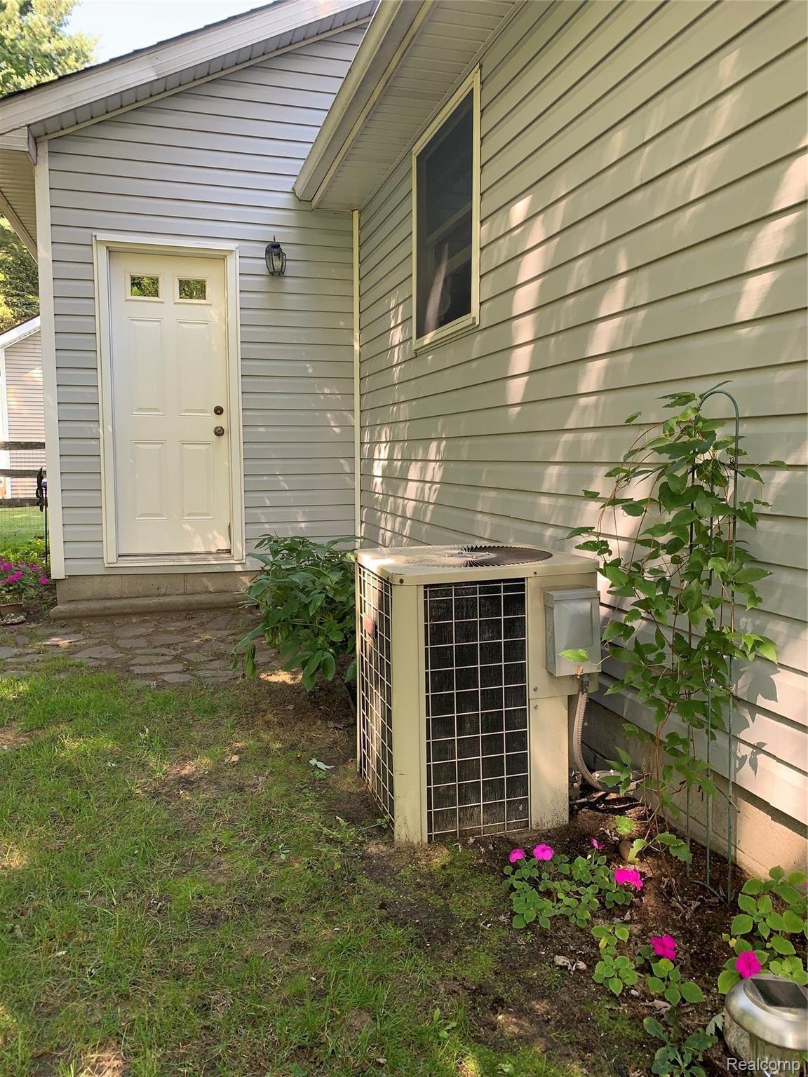 12311 Grafton Road Carleton, MI 48117 - Photo 11 of 36 714E3ED8-CD2B-4013-840F-73D1E87D269B.jpeg