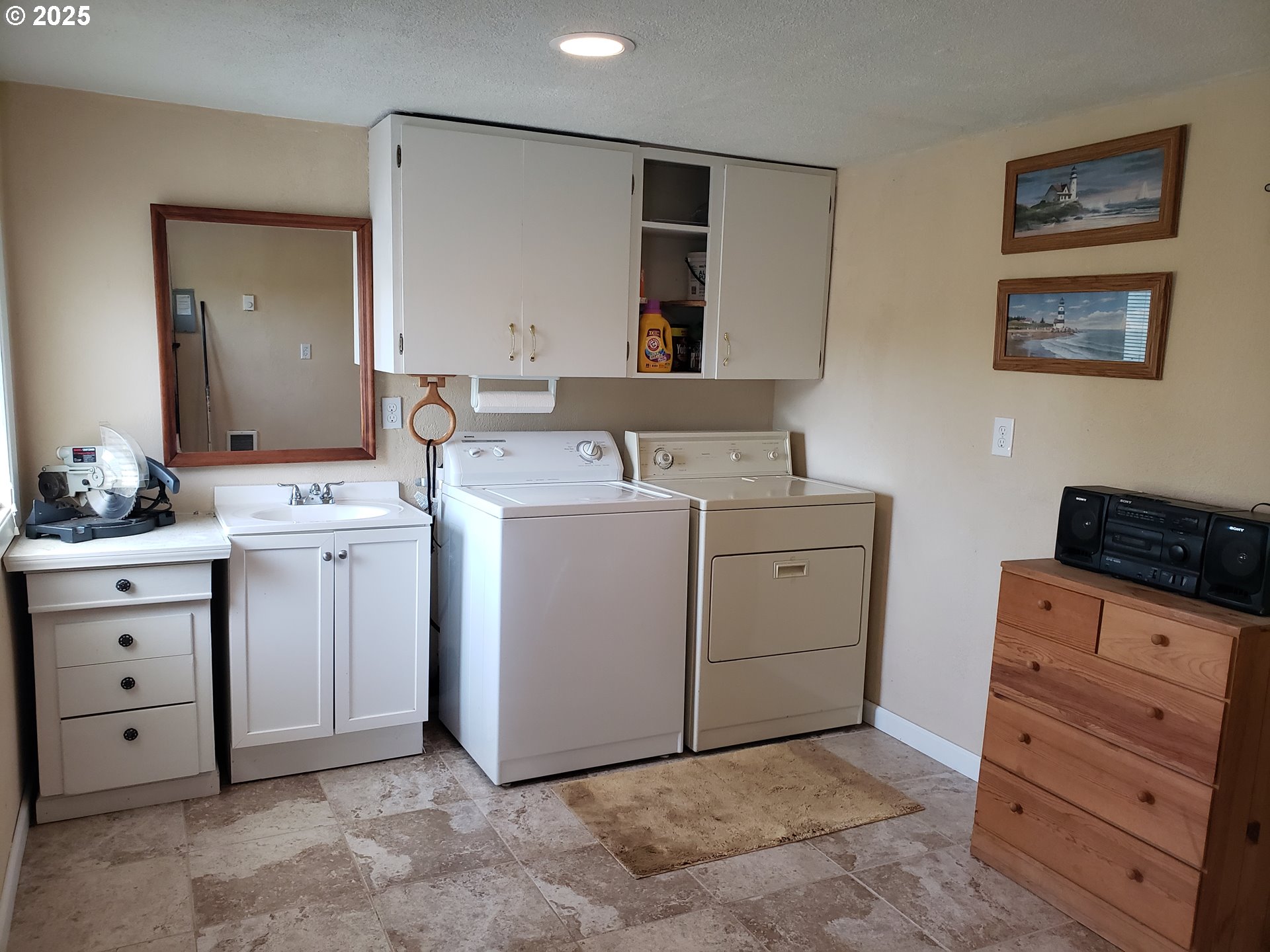 5305 Northeast 49th Street Neotsu, OR 97364 - Photo 31 of 32 a utility room with closet dryer and washer