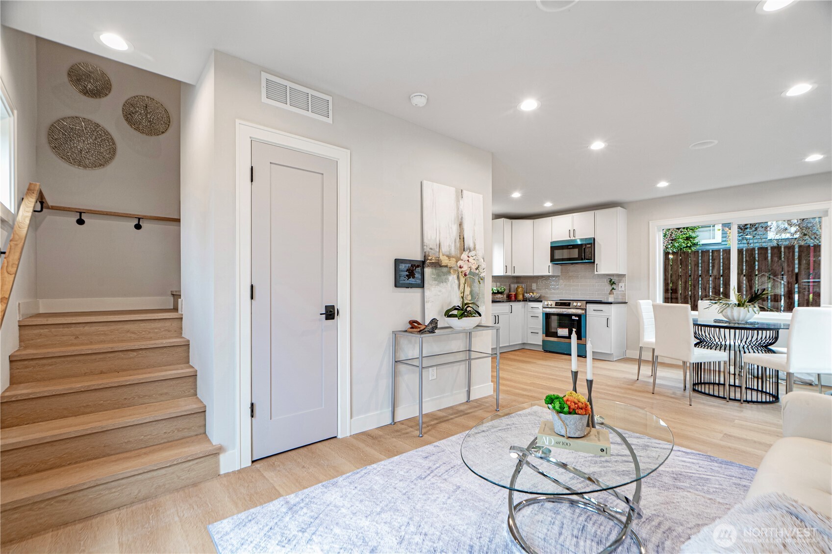 3054 Fairmount Avenue Southwest, Unit B Seattle, WA 98116 - Photo 8 of 17