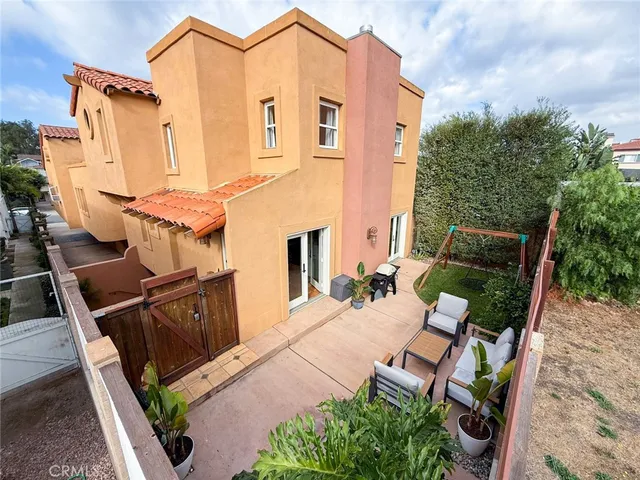 a house view with a backyard space