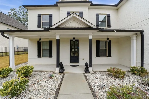 a view of a big room with closet and windows