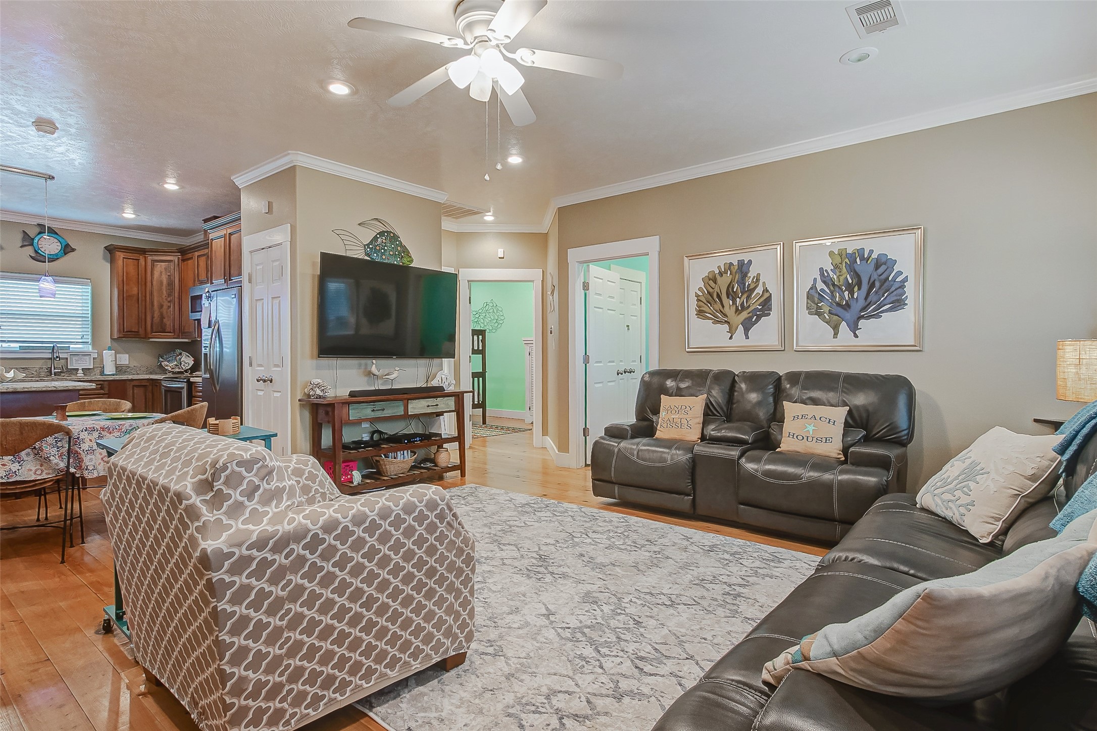 935 Westview Crystal Beach, TX 77650 - Photo 20 of 38 a living room with furniture and a flat screen tv
