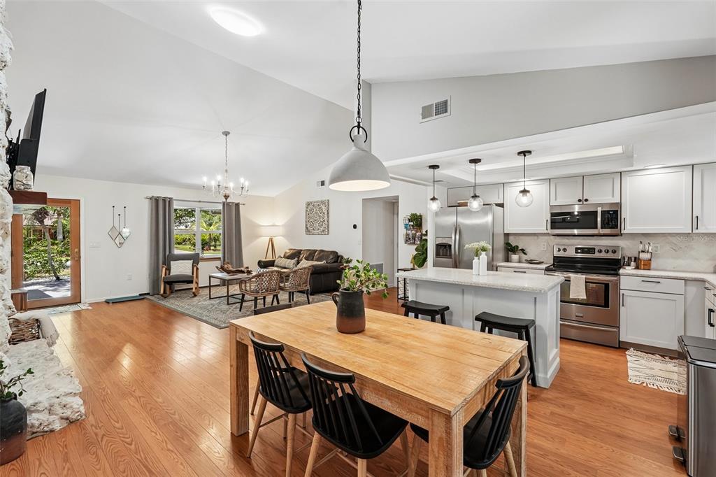 521 Avalon Road Venice, FL 34293 - Photo 8 of 31 Gallery Image 8