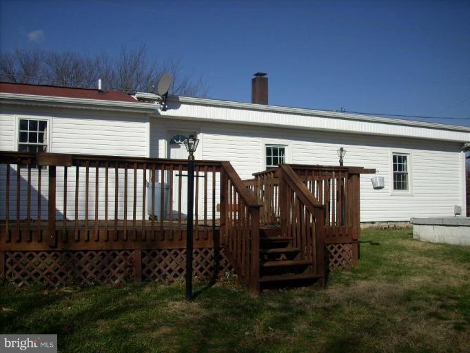 Large private deck to entertain