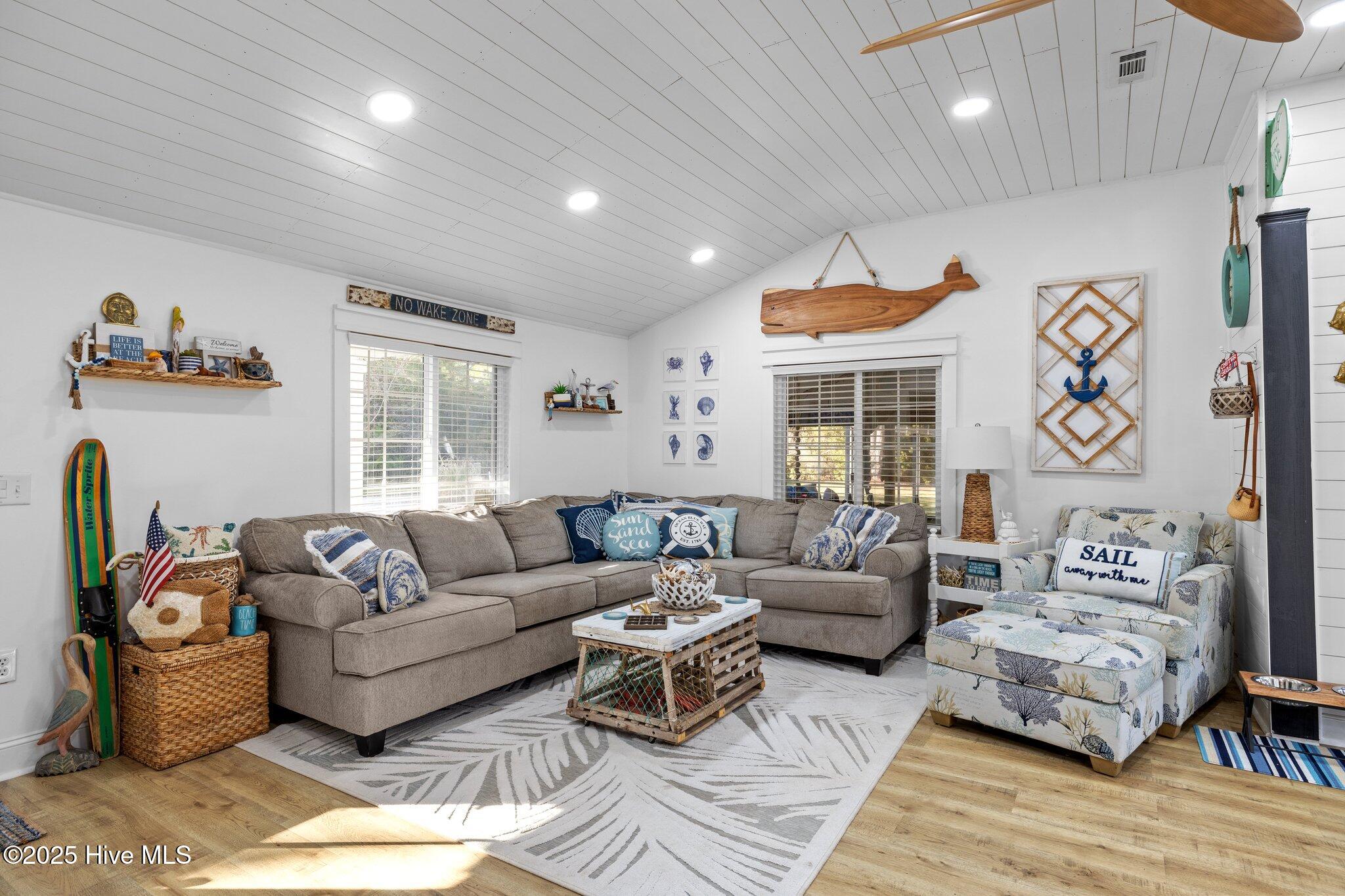 190 Arrington Road Beaufort, NC 28516 - Photo 6 of 33 Living Room