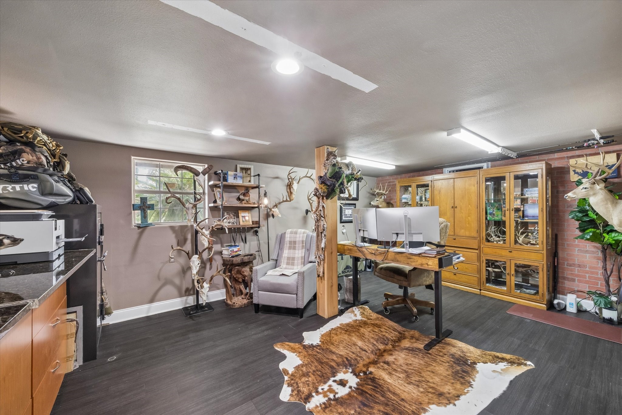 12806 Britt Road Pearland, TX 77581 - Photo 25 of 33 Office inside the workshop. Has loft storage on top.