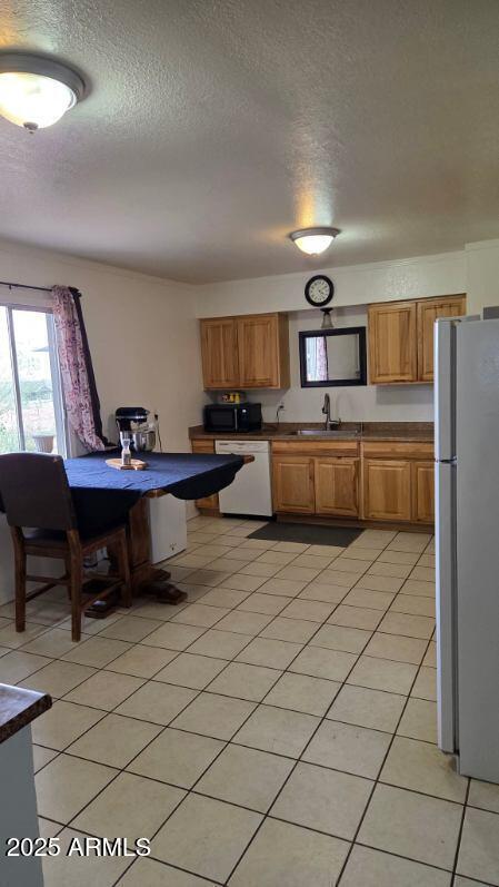 1110 Ranch Road Taylor, AZ 85939 - Photo 14 of 19 a living room with stainless steel appliances furniture a rug and a kitchen view