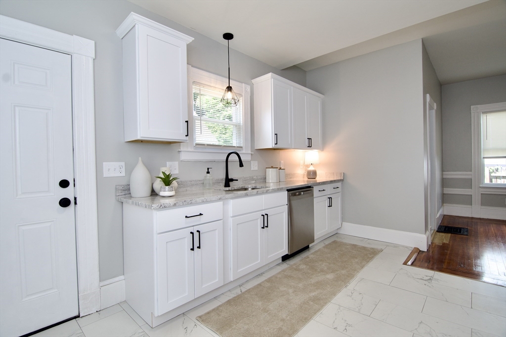 43 Princeton Street Springfield, MA 01109 - Photo 8 of 41