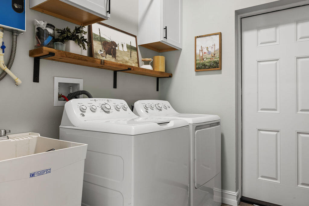 1014 Southwest 11th Street Okeechobee, FL 34974 - Photo 22 of 45 a utility room with dryer and washer