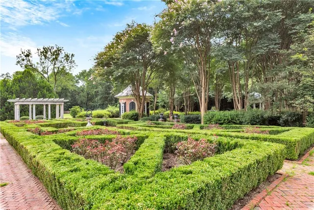 $2,985,000 | 201 Lower Woodville Road, Natchez, MS 39120