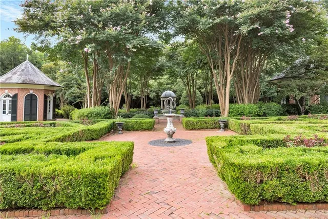 $2,985,000 | 201 Lower Woodville Road, Natchez, MS 39120