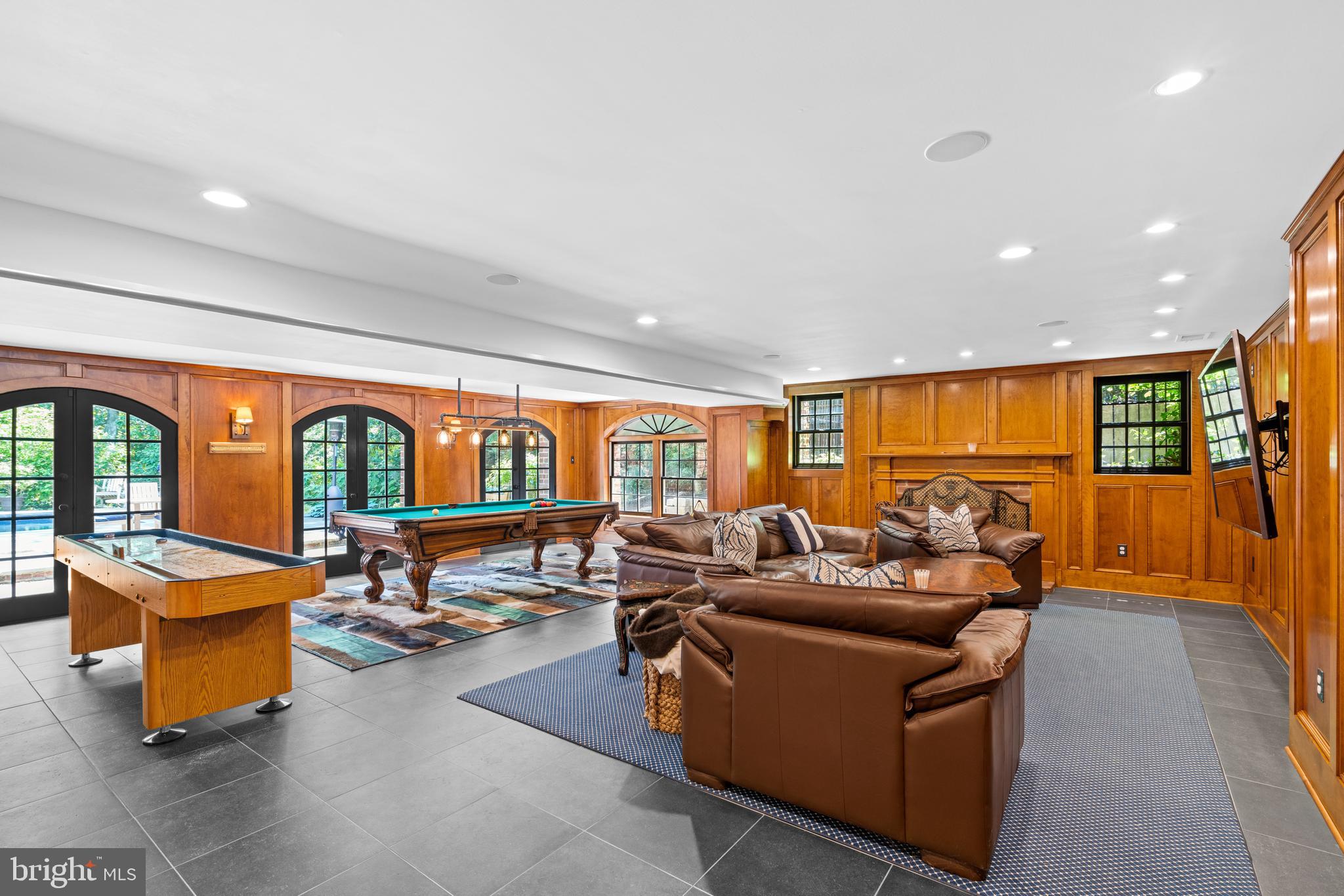 2601 Foxhall Road Northwest Washington, DC 20007 - Photo 25 of 38 Family Room