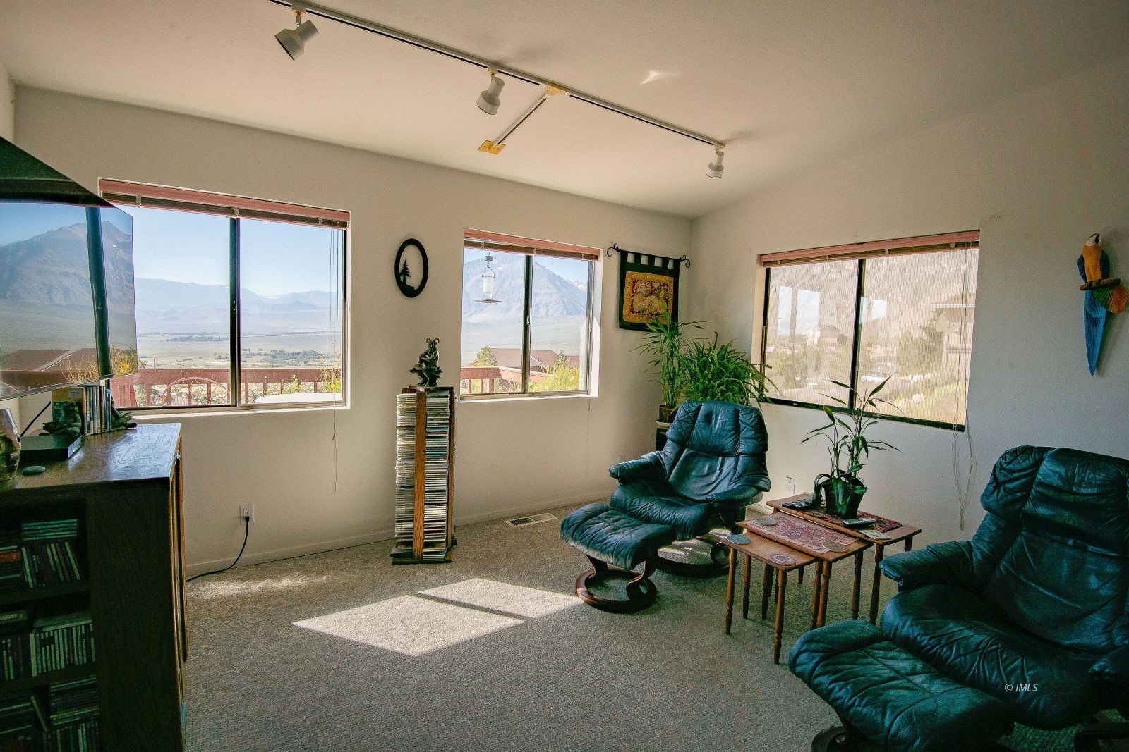133 Summit Road Bishop, CA 93514 - Photo 9 of 21 Living room