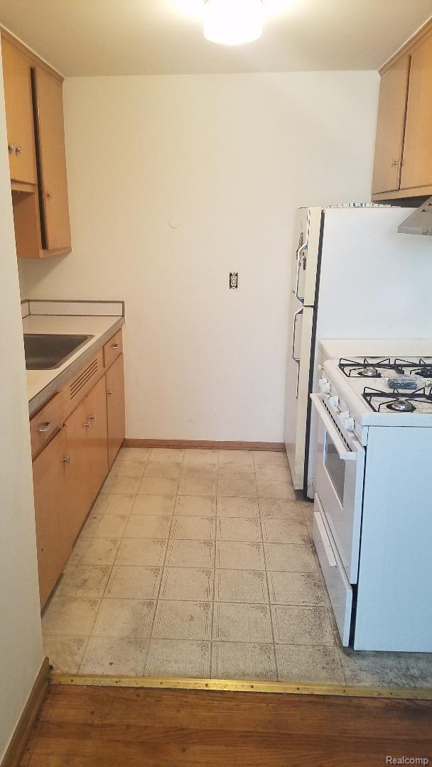20820 Littlestone Road Harper Woods, MI 48225 - Photo 4 of 7 5.jpg
