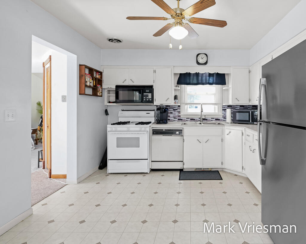 3125 Coolidge Road Muskegon, MI 49441 - Photo 16 of 46 3125CoolidgeRd-20LoRes