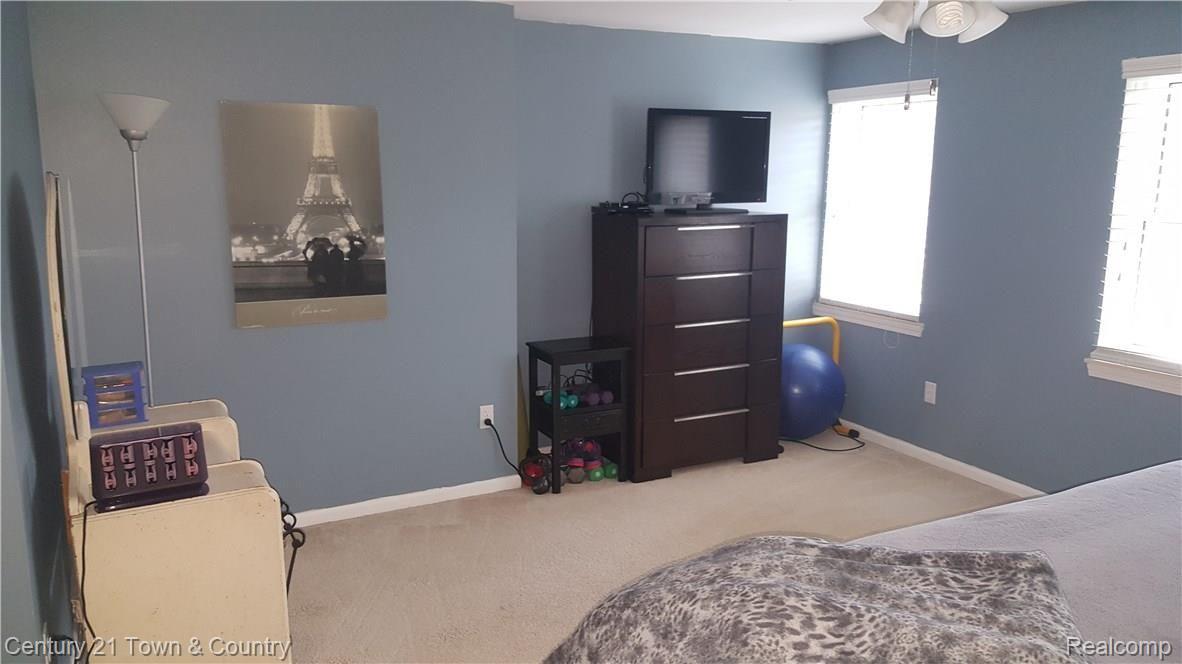 1587 Deerhurst Lane Rochester, MI 48307 - Photo 25 of 35 Master Bedroom