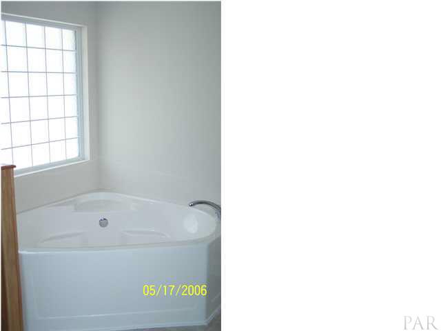 2788 Wallace Lake Road Pace, FL 32571 - Photo 10 of 12 Master bath tub