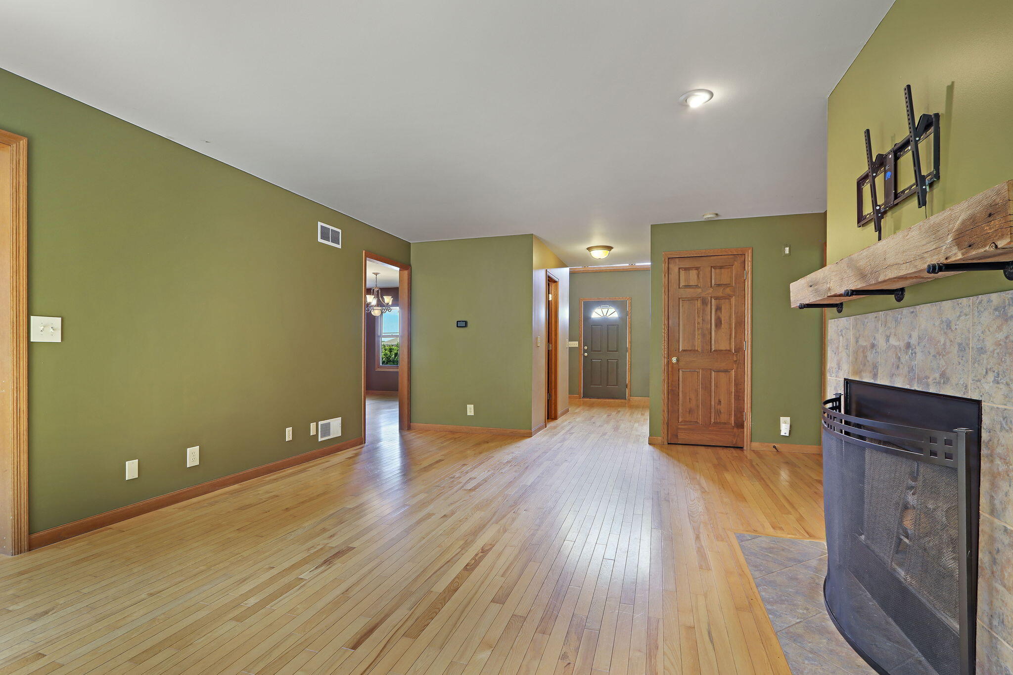 553 Twin Lakes Road Bloomfield, WI 53128 - Photo 12 of 43 Living Room
