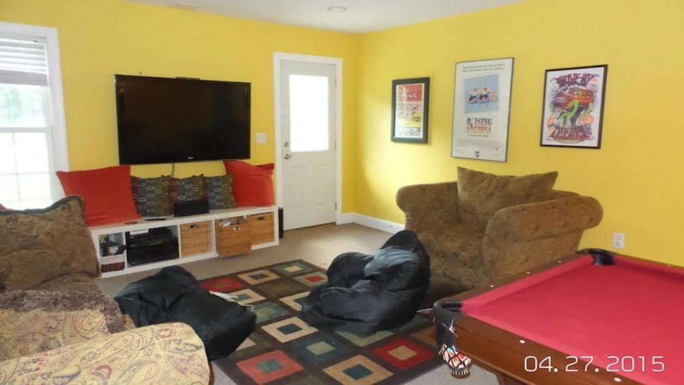 3121 New Ridge Road Elliston, VA 24087 - Photo 23 of 28 a living room with furniture and a flat screen tv