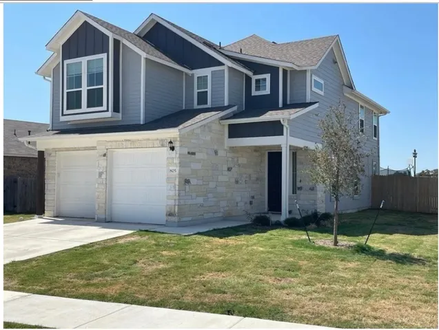a view of a house with a yard