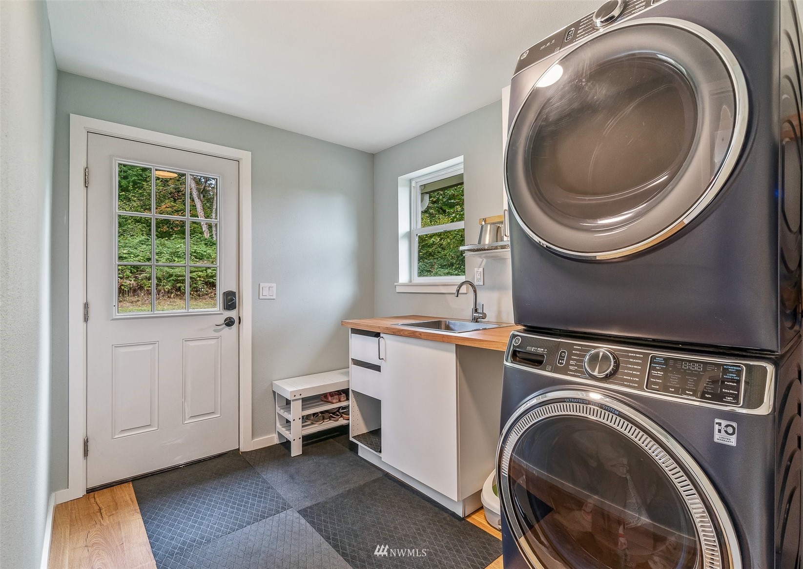 10302 Elliott Road Snohomish, WA 98296 - Photo 14 of 24 a utility room with dryer and washer