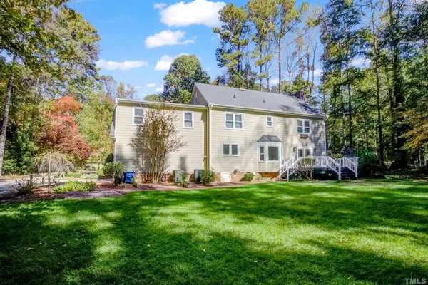 a view of a house with backyard