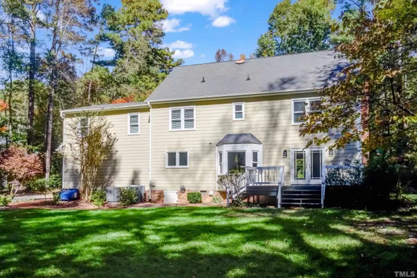 a view of a house with a backyard
