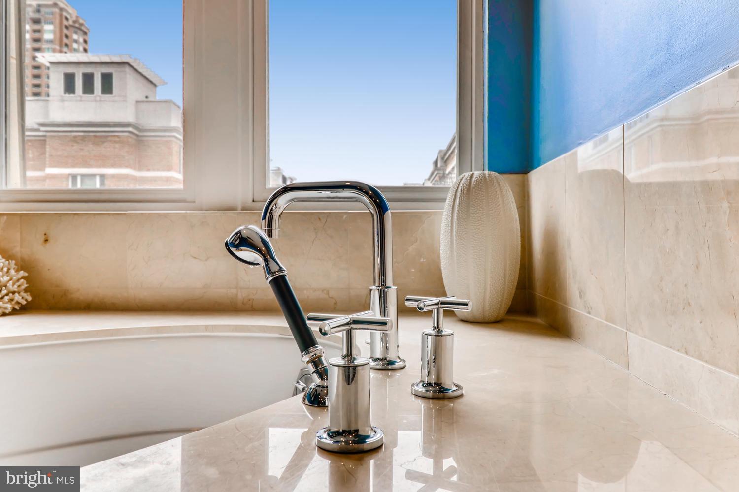 801 Key Highway, Unit 364 Baltimore, MD 21230 - Photo 30 of 51 Master Spa Bath