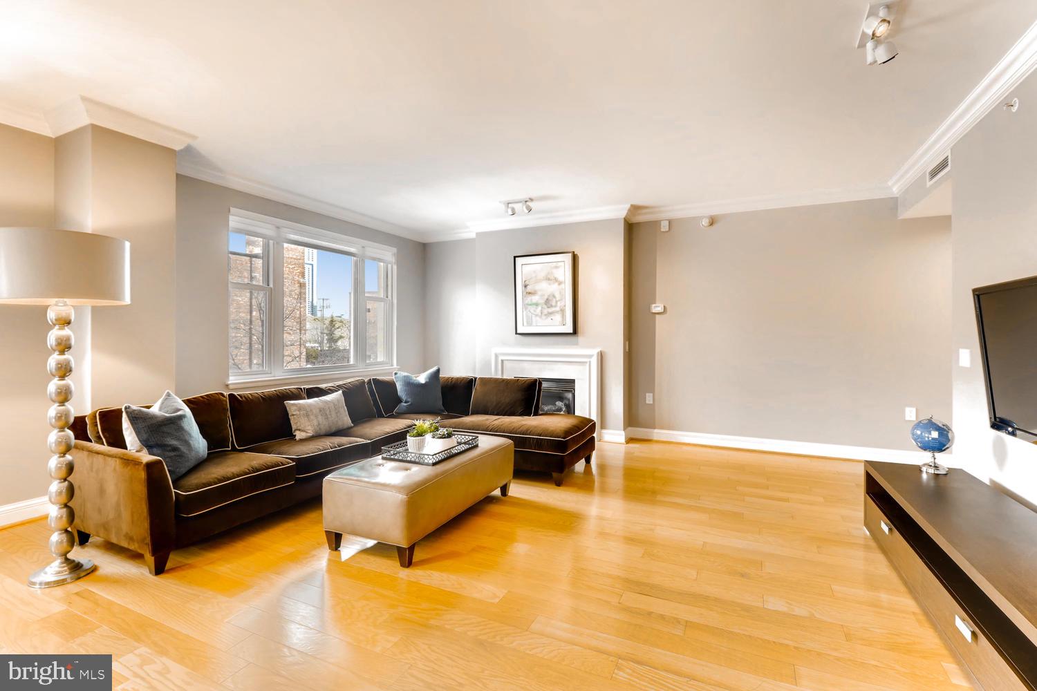 801 Key Highway, Unit 364 Baltimore, MD 21230 - Photo 8 of 51 Living Room