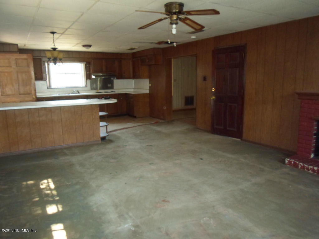 10423 Piedmont Road Jacksonville, FL 32218 - Photo 13 of 31 Family room looking towards kitchen