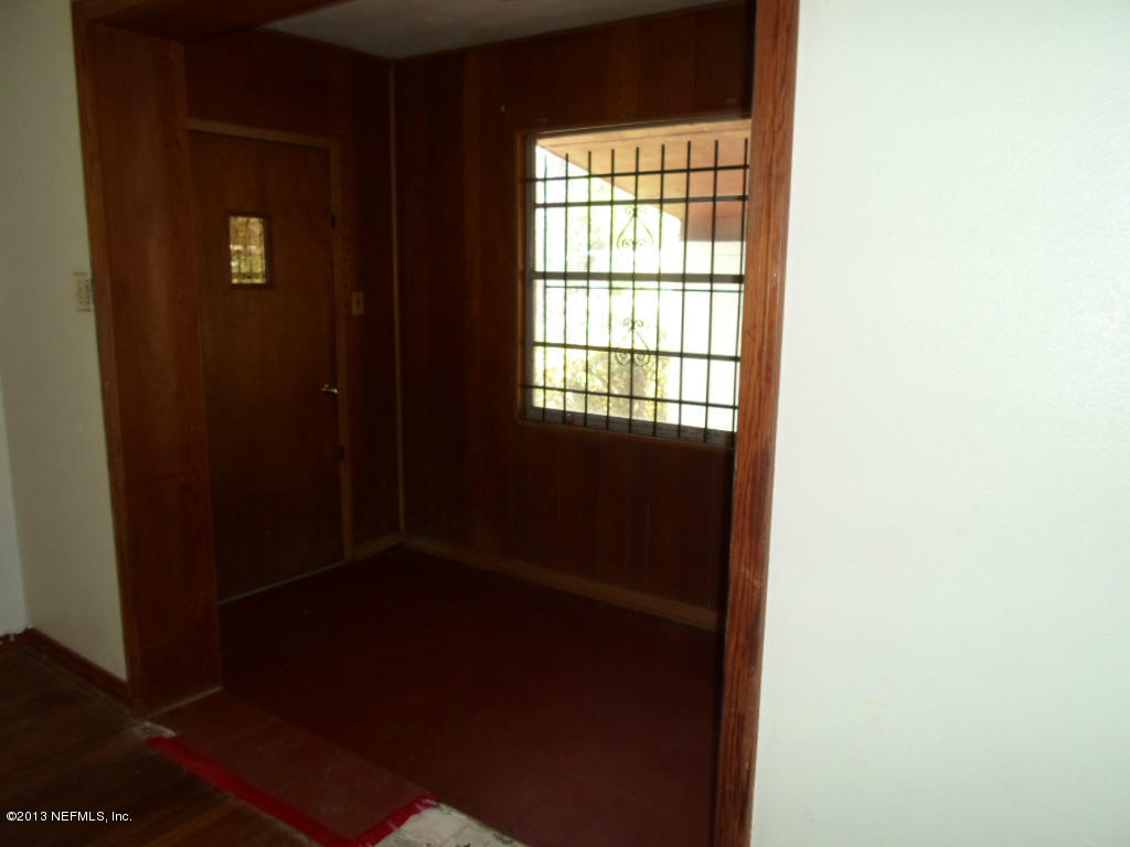 10423 Piedmont Road Jacksonville, FL 32218 - Photo 4 of 31 Entrance enclosed porch