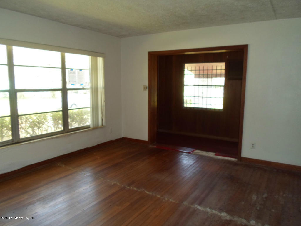 10423 Piedmont Road Jacksonville, FL 32218 - Photo 6 of 31 Living Room 2